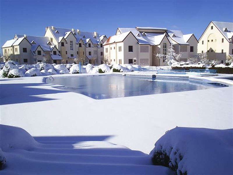 Avec une température record de -23,9°C relevée le 11 février 1935, la ville marocaine d'Ifrane détient le record absolu de froid sur le continent africain