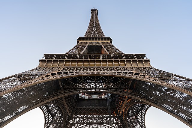 La Tour Eiffel est certainement la tour en treillis la plus célèbre au monde.