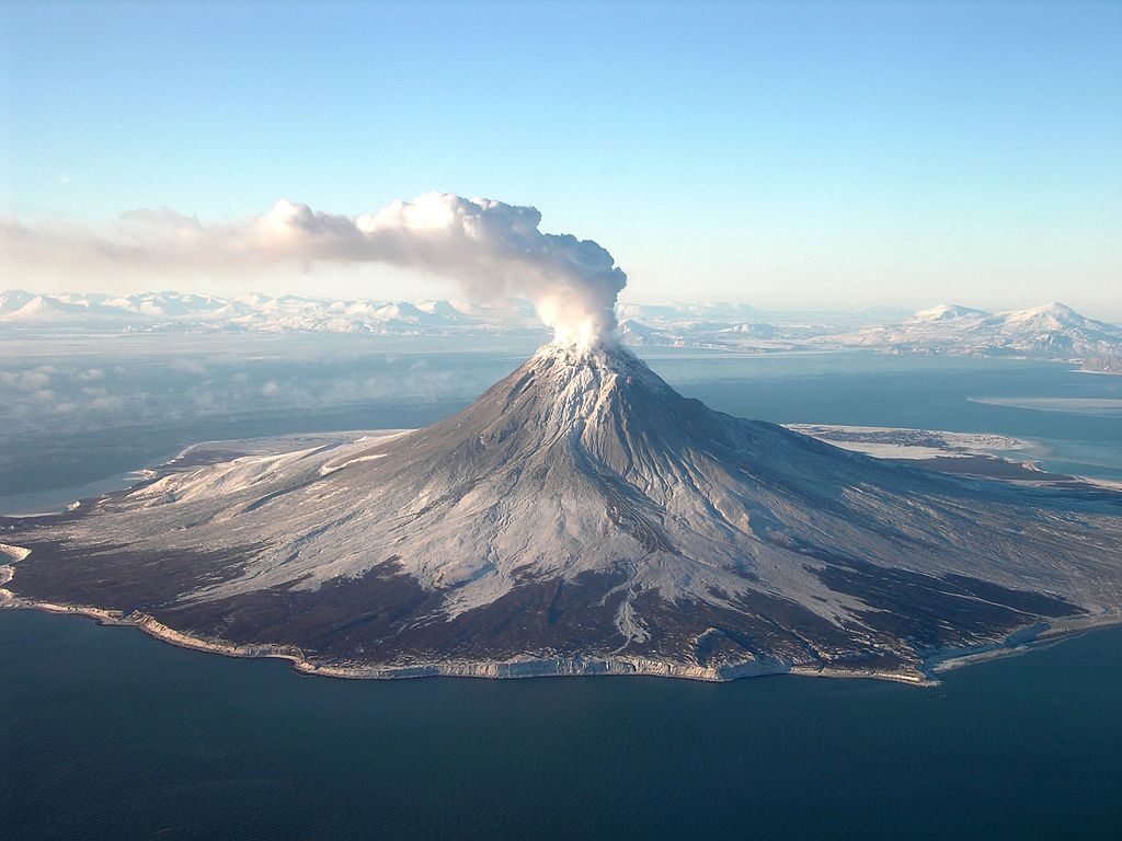 Le volcan Augustine, situé en Alaska, est un stratovolcan actif connu pour ses éruptions explosives