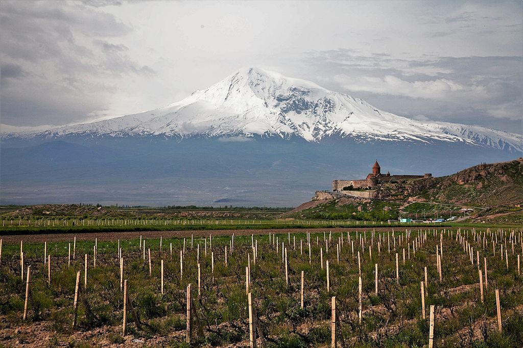 Le Mont Ararat, volcan emblématique de Turquie, couvert de neiges éternelles, est souvent associé à l’arche de Noé