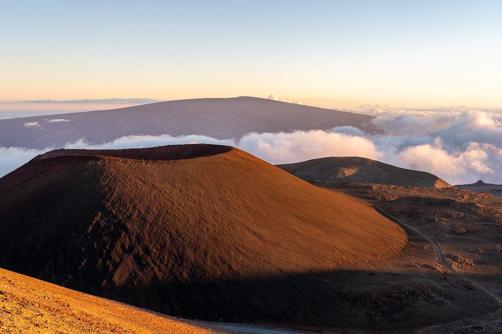 Le Mauna Kea, volcan bouclier inactif, est d’une importance géologique et culturelle significative