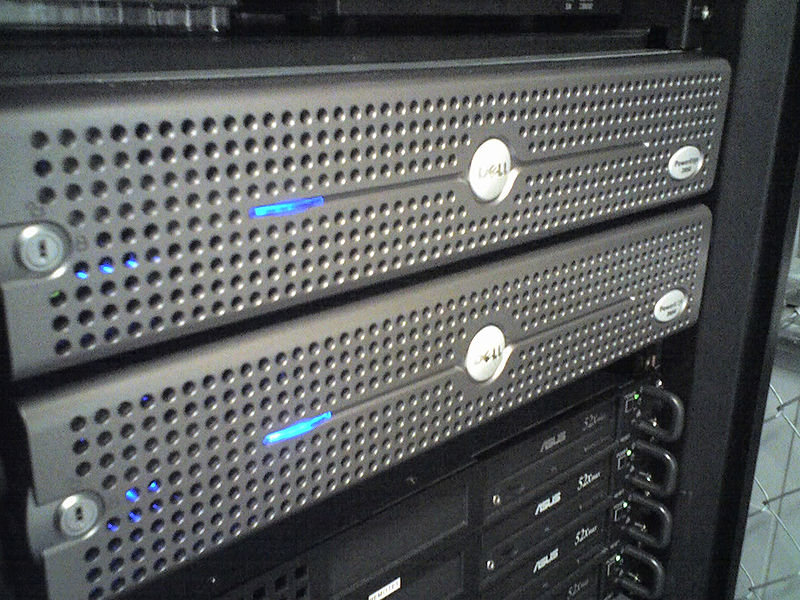 Un serveur informatique est un dispositif qui offre des services à plusieurs utilisateurs simultanément.