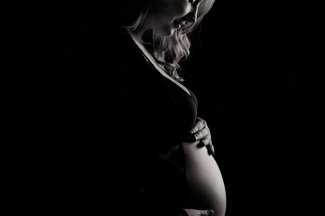 Les femmes enceintes expirent plus de dioxyde de carbone et ont une température corporelle légèrement plus élevée, deux facteurs qui augmentent leur attractivité pour ces insectes gourmands