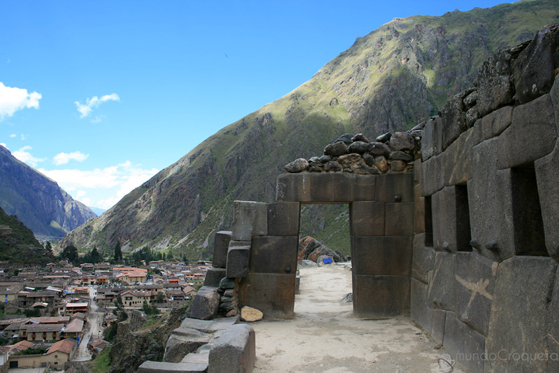 Vue des imposantes structures d'Ollantaytambo