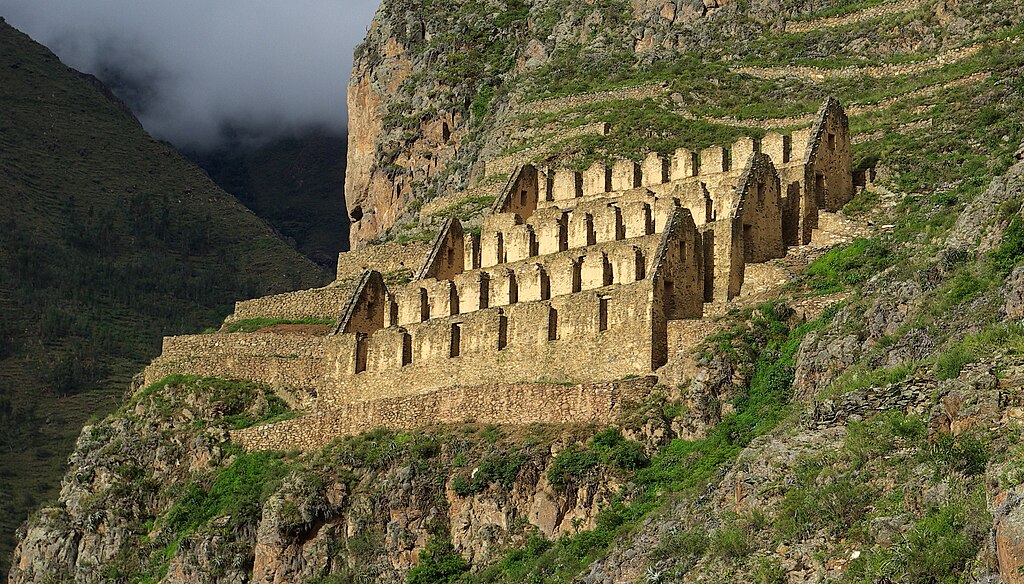 Vestiges des greniers incas sur les flancs de colline dominant Ollantaytambo