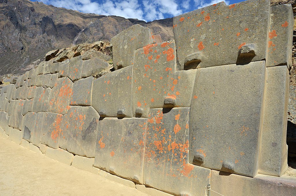 Protubérances en forme de T sur les blocs de pierre du portail inachevé d’Ollantaytambo