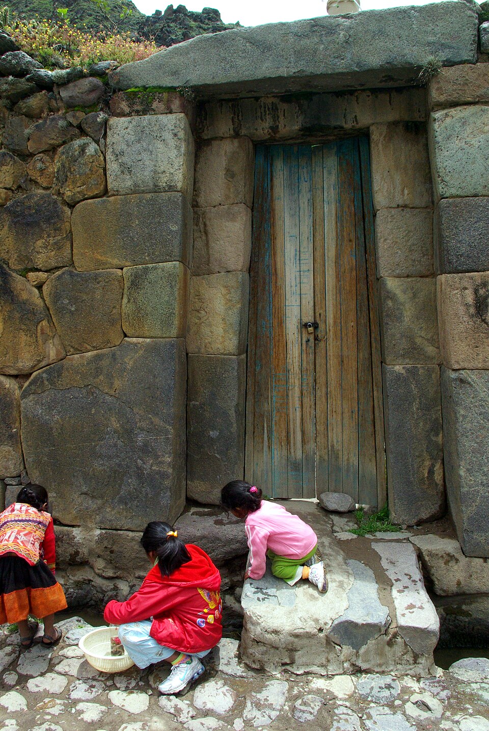 Portail inca à Ollantaytambo, intégré à une maison toujours habitée