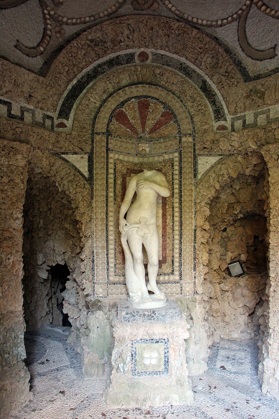 Le géant, sculpté dans la pierre, témoigne du savoir-faire exceptionnel et du travail minutieux des artistes du XVIe siècle