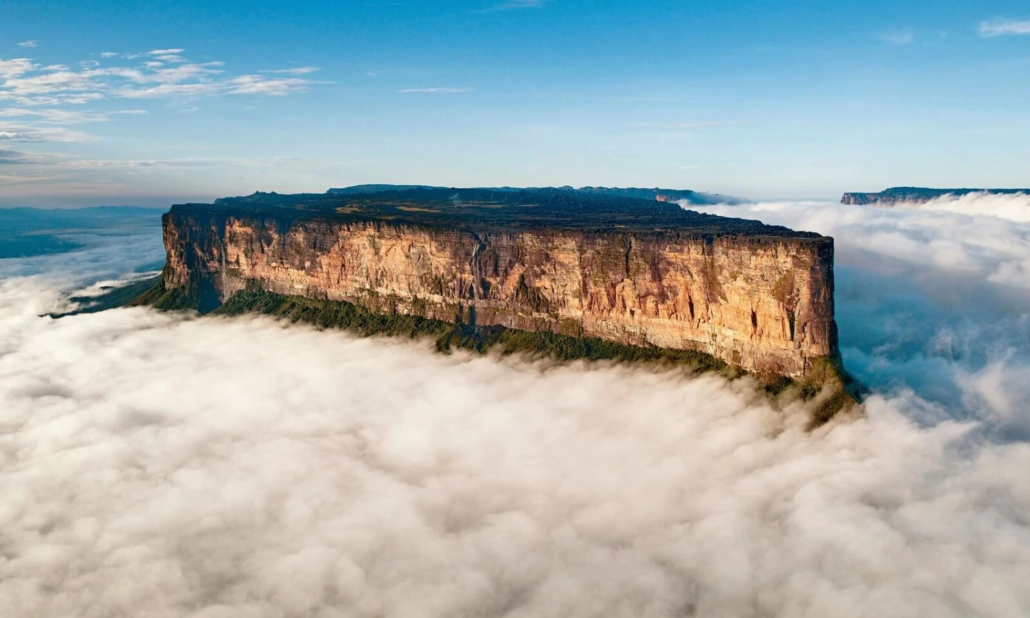 Forteresse naturelle enveloppée de brume, le mont Roraima