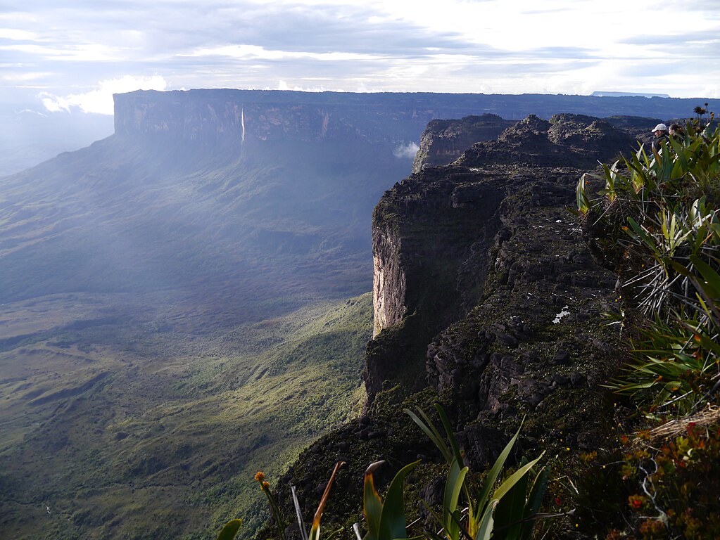 Chutes d’eau dévalant les falaises abruptes du mont Roraima