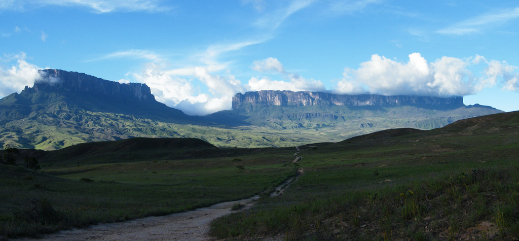 Vue sur les monts Kukenán (à gauche) et Roraima (à droite)